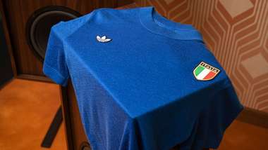 ADIDAS Italy 70s jersey - close up